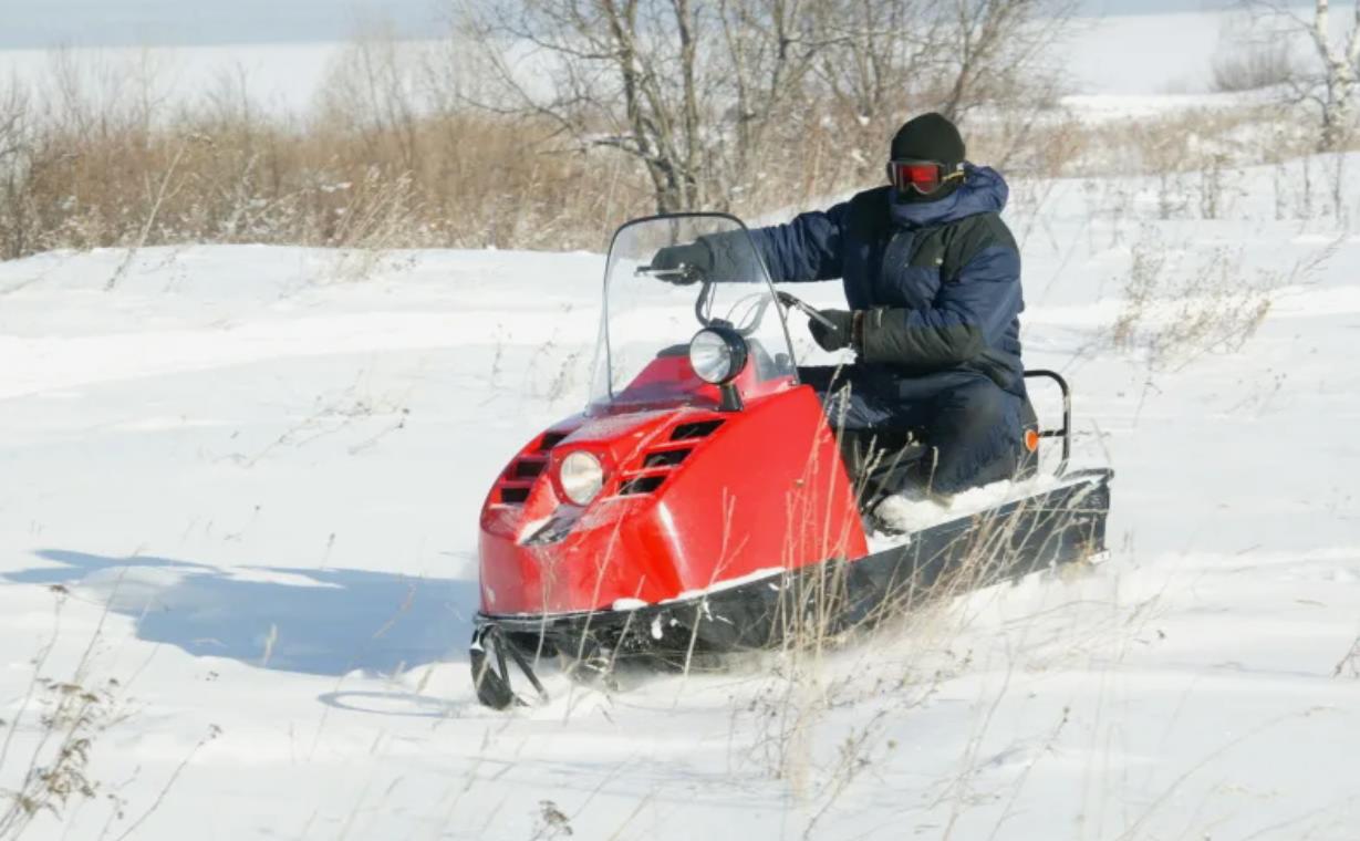 Буран 640. Снегоход Буран 640 оранжевый. Буран 640 тянет. Езда на снегоходе Буран. Буран деревенский.